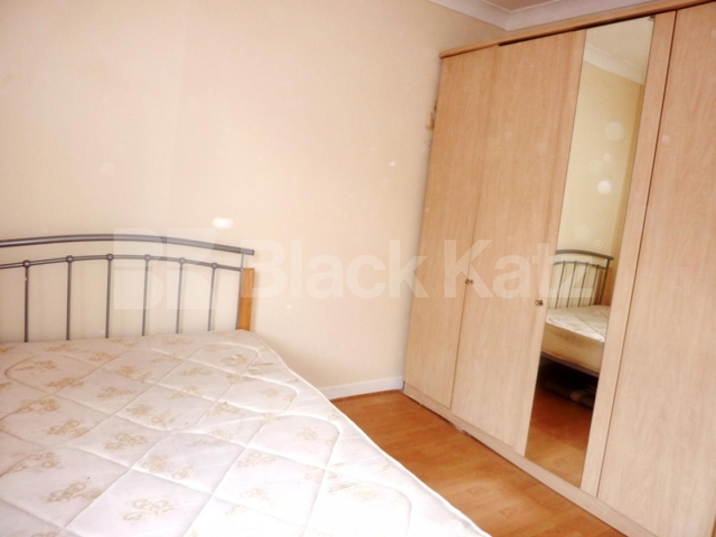 			Location flat / Ideal for Students / Available May-June, 2 Bedroom, 1 bath, 1 reception Flat			 Carburton street, Warren street / Gr. Portland street